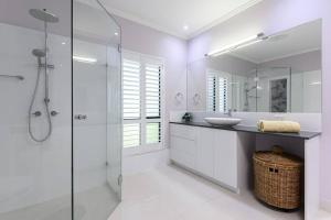 The White House - 5 Bedrooms Close to Town & Beach