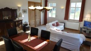 Gut-Rattelvitz-Parterre-A-hochwertig-Sauna-Kamin-eTankstelle-Spielscheune-15-000qm-Parkland