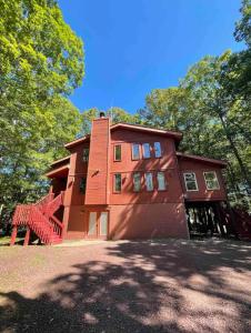 Poconos Chalet -Kayaks- HotTub-Karaoke-Lake