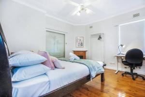 Comfy Family Home @ Kingsgrove Sleeps 7 with 2 Bathrooms & Parking