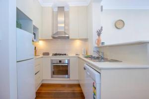 Ultimo Escape - Walk to City - Unique 2 Bedroom Apt - Sleeps 8