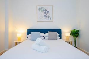 Ultimo Escape - Walk to City - Unique 2 Bedroom Apt - Sleeps 8