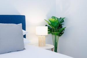 Ultimo Escape - Walk to City - Unique 2 Bedroom Apt - Sleeps 8