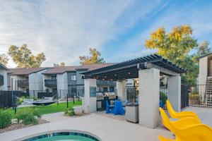 Comfortable 2BR Near Stone Creek , Pool Access - C254