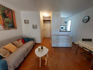 Studio Cabine pour 4, Proche Plage, Commerces et Parking Privé - FR-1-776-63