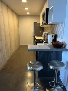 Pura Vida Hub - Iconnia - Cash Only