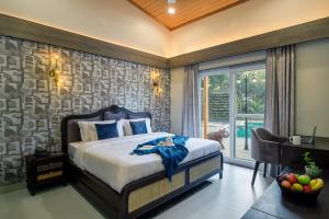 ELIVAAS 6 BHK Farmstay with Pvt Pool & Garden - Esh