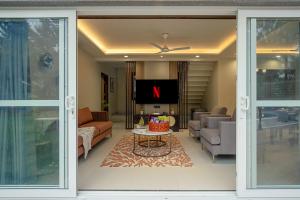 ELIVAAS 6 BHK Farmstay with Pvt Pool & Garden - Esh