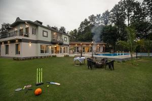 ELIVAAS 6 BHK Farmstay with Pvt Pool & Garden - Esh