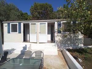 Hillbilly cabin, 2 studios in nature with terrace and parking