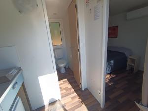 Hillbilly cabin, 2 studios in nature with terrace and parking