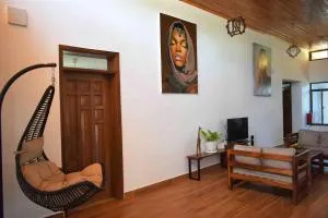 Backdoor Villa - Tiwi