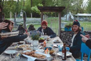 Getreidekasten auf einer Lamafarm