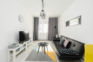 Modern Apartment with Balcony 2 km to Poznan International Fair by Renters