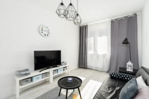 Modern Apartment with Balcony 2 km to Poznan International Fair by Renters