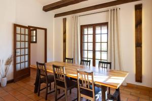 Maisons de vacances Mas Provencal de 120m2 en Camargue, Avec Piscine et Parking inclus, Ideal pour des vacances : photos des chambres