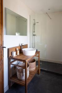 Maisons de vacances Mas Provencal de 120m2 en Camargue, Avec Piscine et Parking inclus, Ideal pour des vacances : photos des chambres