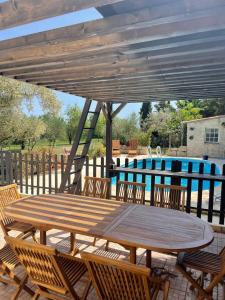 Maisons de vacances Mas Provencal de 120m2 en Camargue, Avec Piscine et Parking inclus, Ideal pour des vacances : photos des chambres