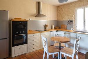 Maisons de vacances Mas Provencal de 120m2 en Camargue, Avec Piscine et Parking inclus, Ideal pour des vacances : photos des chambres