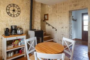 Maisons de vacances Mas Provencal de 120m2 en Camargue, Avec Piscine et Parking inclus, Ideal pour des vacances : photos des chambres