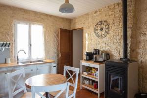 Maisons de vacances Mas Provencal de 120m2 en Camargue, Avec Piscine et Parking inclus, Ideal pour des vacances : photos des chambres