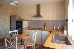 Maisons de vacances Mas Provencal de 120m2 en Camargue, Avec Piscine et Parking inclus, Ideal pour des vacances : photos des chambres