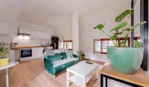 Huge House 210sqm 19 people Private Outdoor 2 Parking Top Location