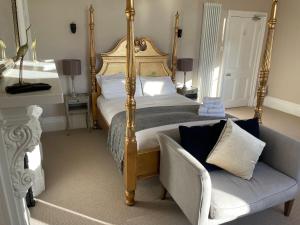 Four Poster Room with Abbey View room in Number 17 Bath