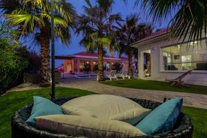 Luxury Villa Agape Palm Beach Tennisplatz