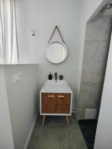 Sejours chez l'habitant Rooms to rent in a beautiful modern town house - Self-checkin - Extra fee for sheets and towels - Private parking - Check your plateform inbox for our check-in message : photos des chambres