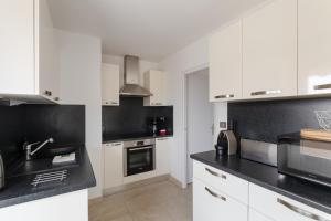 Appartements Le Ballast - Appt a Dinard avec balcons et garage : photos des chambres