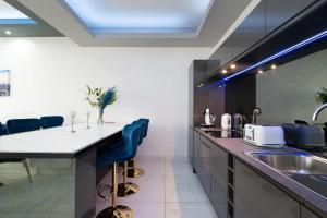 Spacious modern city centre apartment Castle Views