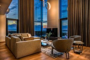 Elegant Seaview Penthouse 3BR Ensuite Luxury Retreat with Sauna and Free Parking