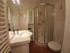 SANDRA Haus KMB Seeappartement am Ossiacher See mit direktem Seezugang und Hallenbad