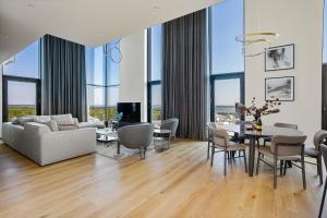 Elegant Seaview Penthouse 3BR Ensuite Luxury Retreat with Sauna and Free Parking
