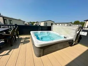 The Boat House, Hot Tub Lodge - Siddington
