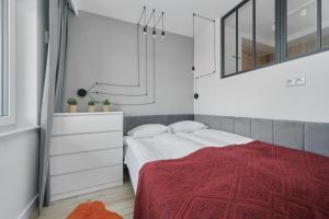 River View Studio with Balcony & FREE GARAGE Wrocław by Renters