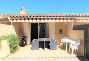 GASCOU - Golfe de St-Tropez - Mazet dans un domaine avec piscine et terrain de tennis