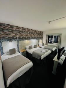 Inn On The Prom At The Fernlea Hotel