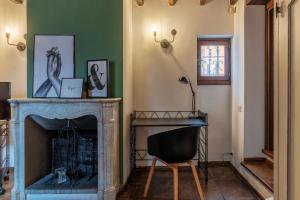 GuestHost - Cozy Trevi Romance