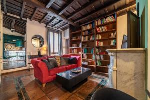 GuestHost - Cozy Trevi Romance