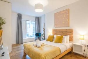 Luxe Cambridge Station Flat with Terrace