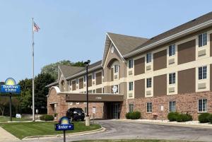 Days Inn & Suites by Wyndham Green Bay WI