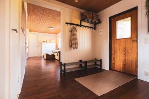 Långrösta; Ruime blokhut grenzend aan bos