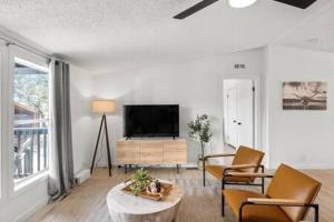 Starlight Horizon 4 Cabins EFGH - 4 Side-by-Side Cabins Pet-Friendly Texas Hill Country Group Stay Near Canyon Lake - Pool, Stargazing, Sleeps 32