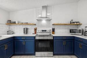 Starlight Horizon 4 Cabins EFGH - 4 Side-by-Side Cabins Pet-Friendly Texas Hill Country Group Stay Near Canyon Lake - Pool, Stargazing, Sleeps 32