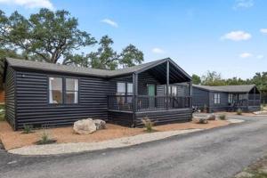 Starlight Horizon Cabin J - Pet-Friendly Texas Hill Country Cabin Near Canyon Lake - Pool, Stargazing & Group Getaways - Sleeps 8