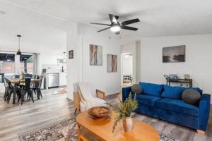 Starlight Horizon Cabin J - Pet-Friendly Texas Hill Country Cabin Near Canyon Lake - Pool, Stargazing & Group Getaways - Sleeps 8 - 4hvězdičkové hotely ve městě Canyon Lake