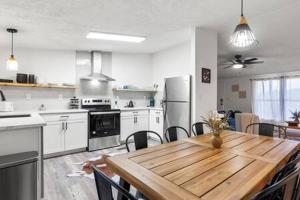 Starlight Horizon Cabin J - Pet-Friendly Texas Hill Country Cabin Near Canyon Lake - Pool, Stargazing & Group Getaways - Sleeps 8