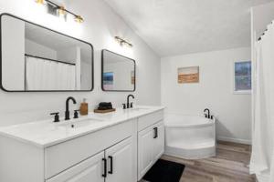 Starlight Horizon Cabin J - Pet-Friendly Texas Hill Country Cabin Near Canyon Lake - Pool, Stargazing & Group Getaways - Sleeps 8